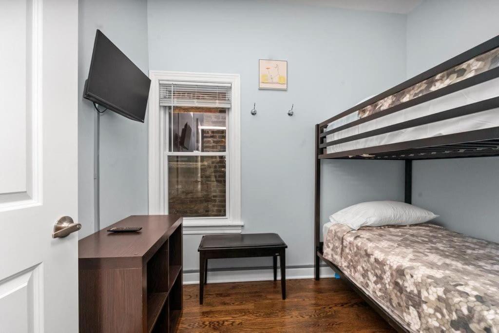 Cozy, Top-Floor 3Br Loft With Balcony In West Town Чикаго Екстериор снимка